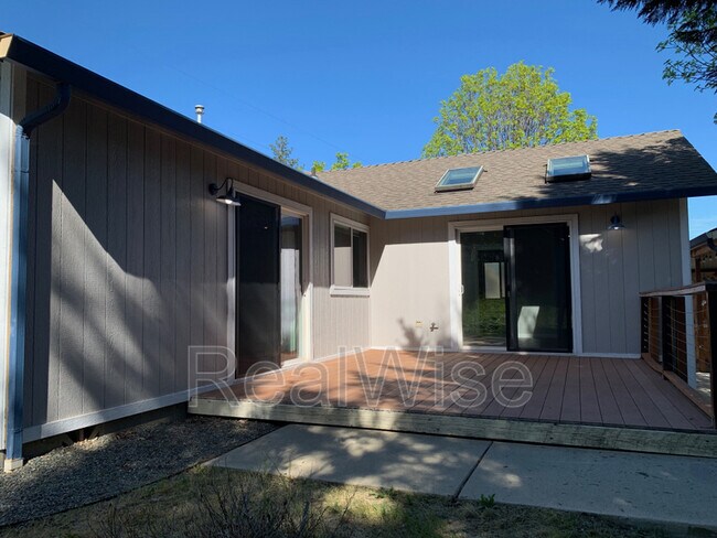 Foto del edificio - 1884 SW Allen Creek Rd