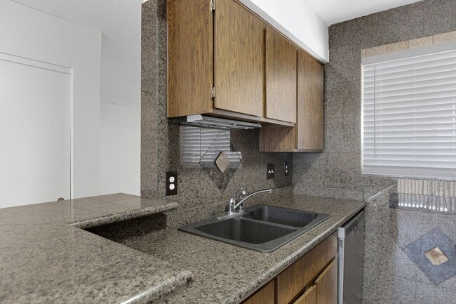 Building Photo - Private 2/2  Unit • Quiet Community • Prime North Phoenix Location