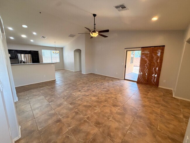 Foto del edificio - *NEW* Custom Paint/*NO* Carpet 3 BD/2 Bath Spacious Surprise Home!