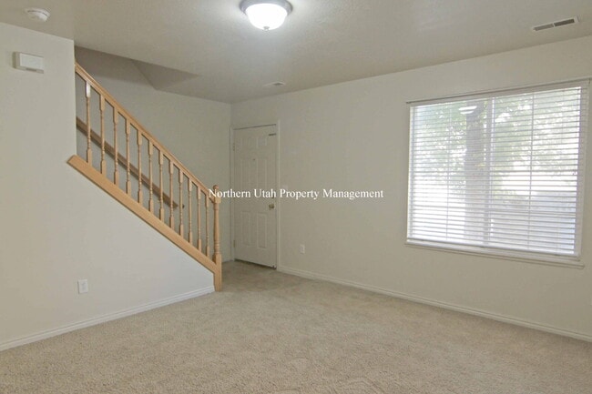 Building Photo - 2 Bed, 2 Bath Townhome