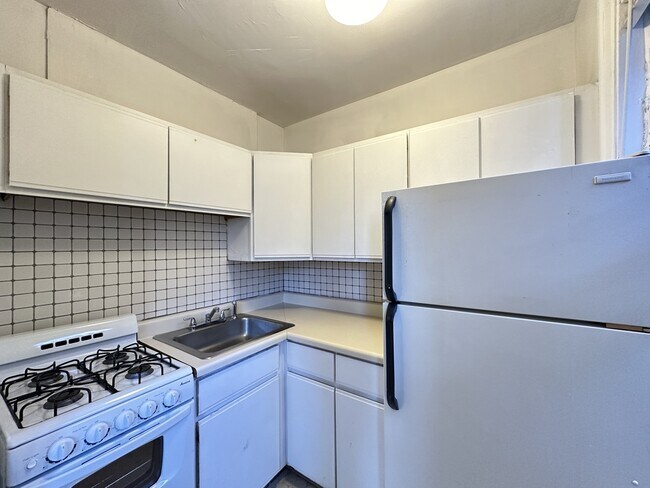 Foto del edificio - 653 W Belmont Ave
