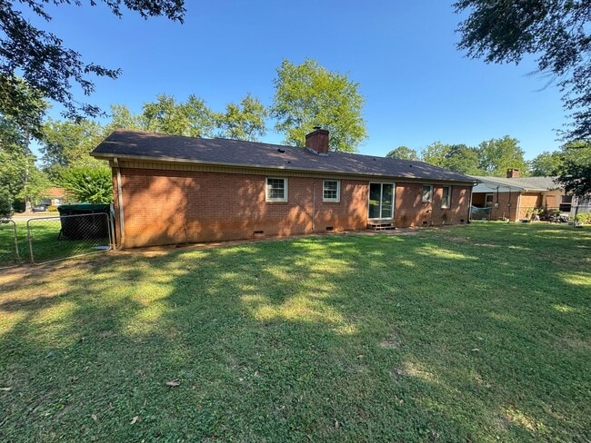 Building Photo - 104 Kenwood Dr