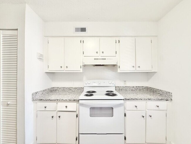 Foto del edificio - 7517 Pitch Pine Cir