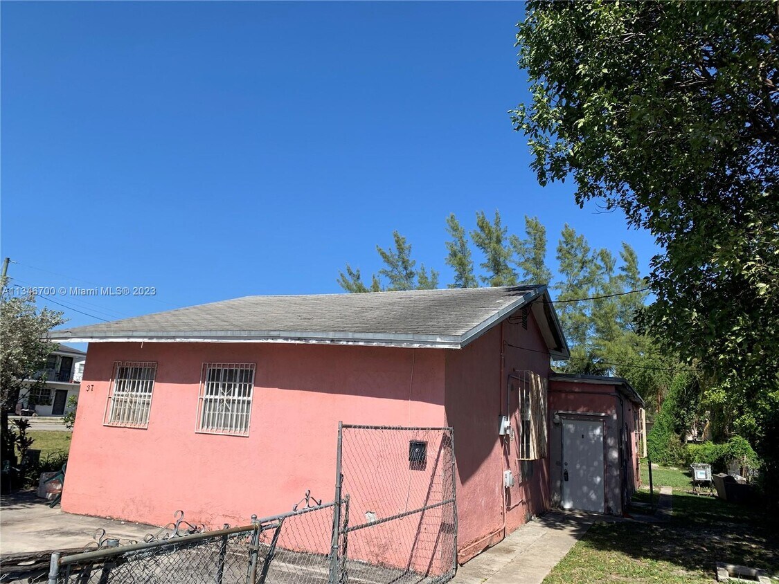 37 NE 75th St Unit 2, Miami, FL 33138 Room for Rent in Miami, FL