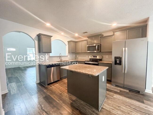 Building Photo - 3 Bed/3 Bath Townhome with Garage / Available Now!