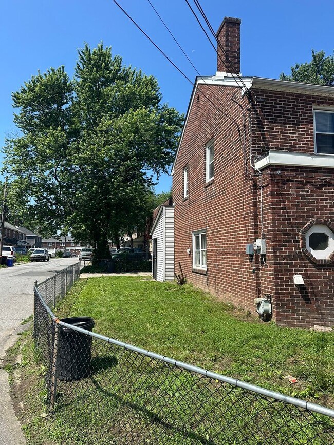 Foto del edificio - 4 Bed, 1 Bath Row home - Section 8 Approved