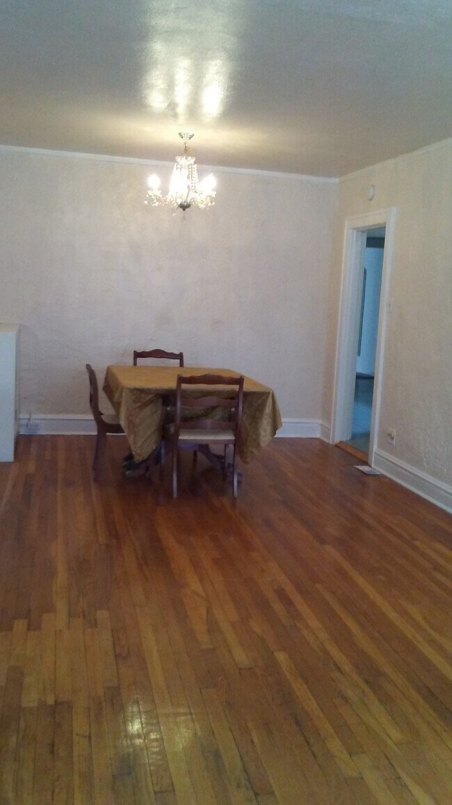 Living Dining Area - 7525 Forsyth Blvd