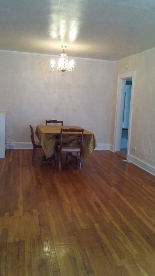 Living Dining Area - 7525 Forsyth Blvd