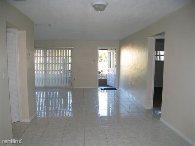 Foto del edificio - 2401 NW 72nd Ave