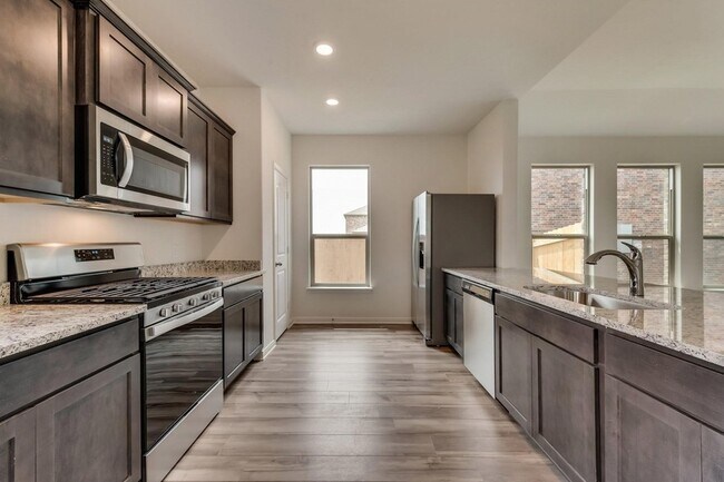 Building Photo - 833 Serena Dr