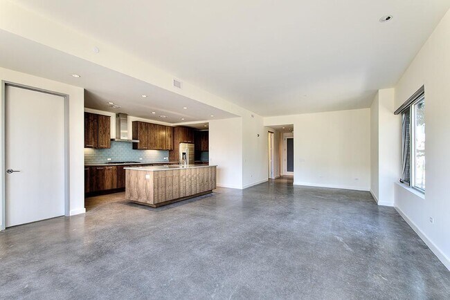 Building Photo - 2410 Waugh Dr