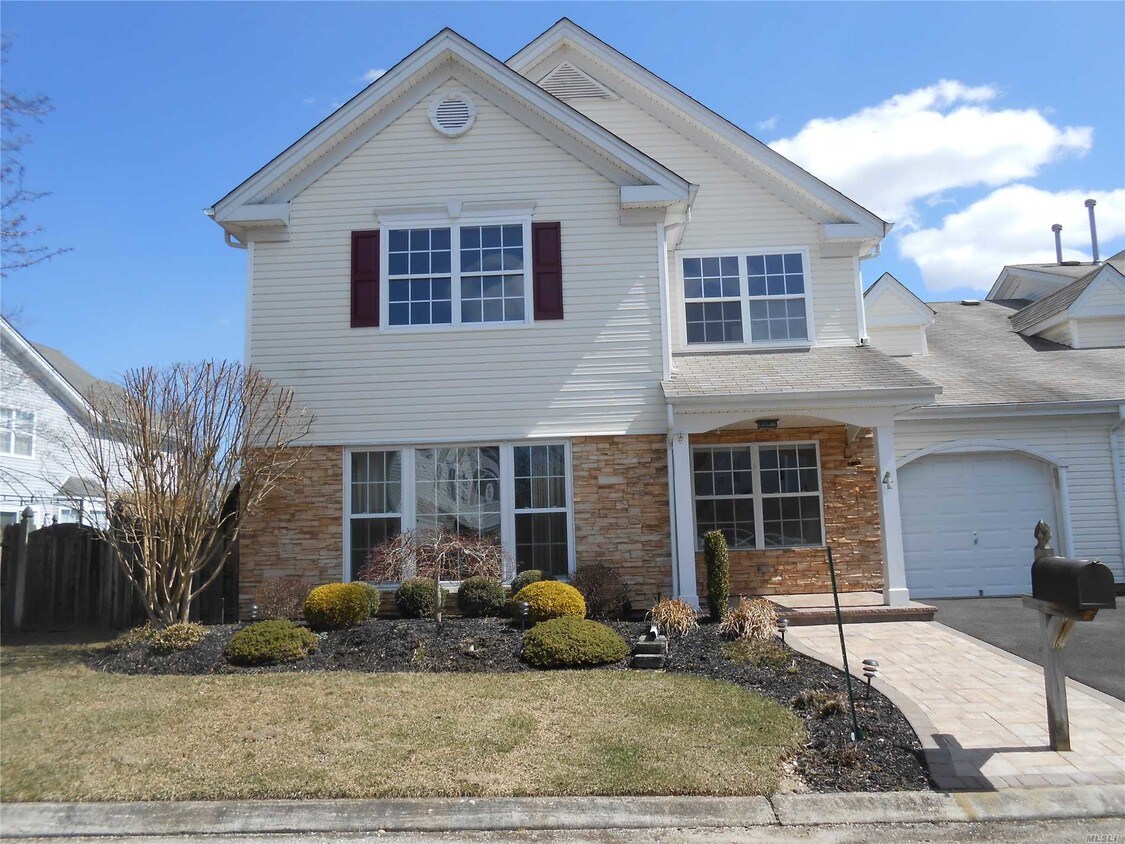 4 Hannah Ln, Middle Island, NY 11953 Condo for Rent in Middle Island