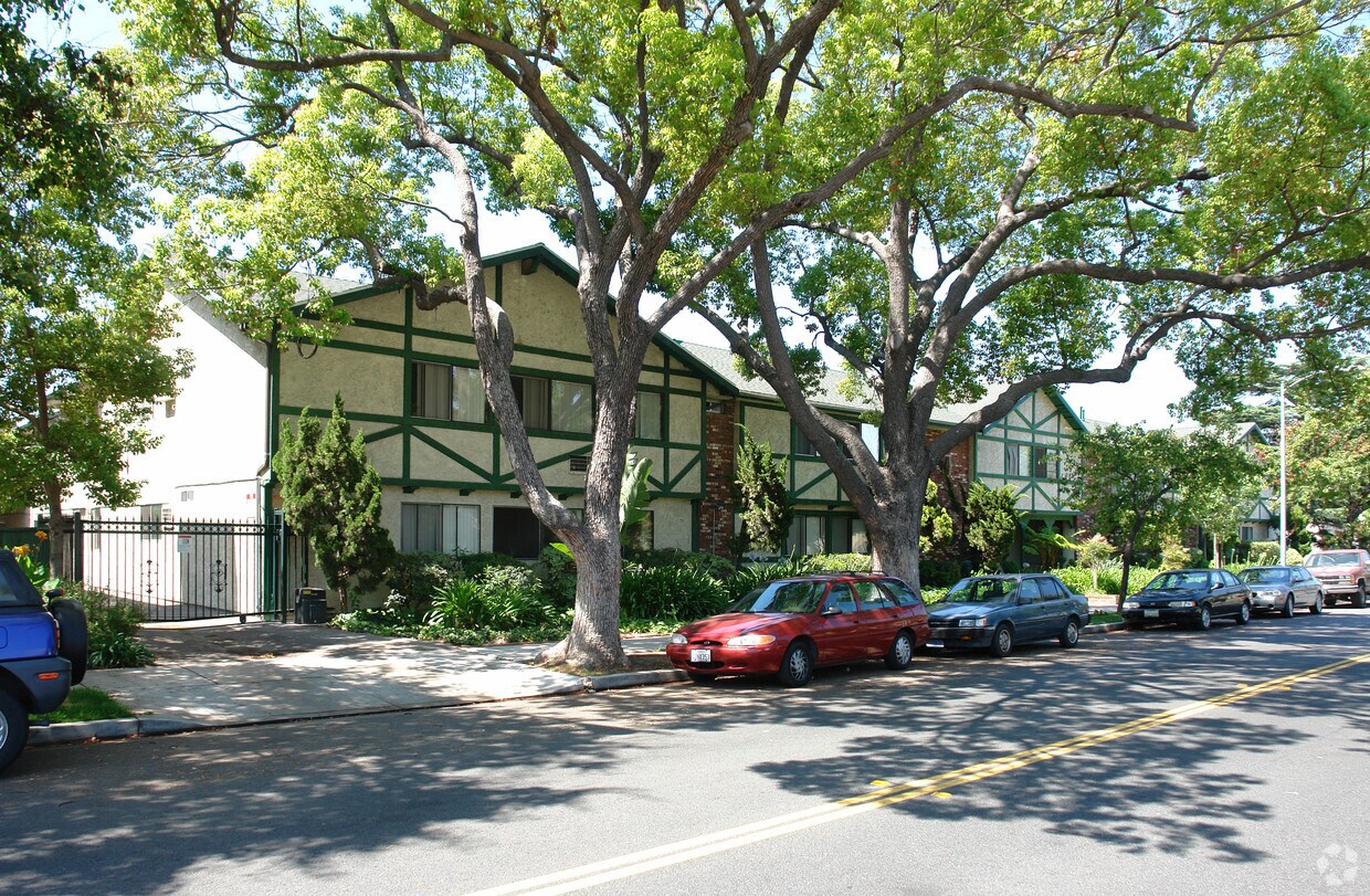 Building Photo - 636 W Wilson Ave