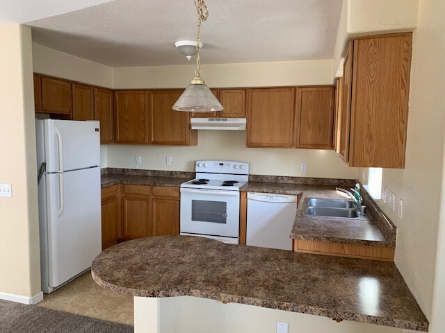 Primary Photo - Spacious 2 Bedroom Upstairs Condo