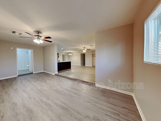 Foto del edificio - 2241 W Hartford Ave