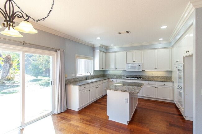 Building Photo - Spacious 6 Bedroom Home With Huge Backyard!