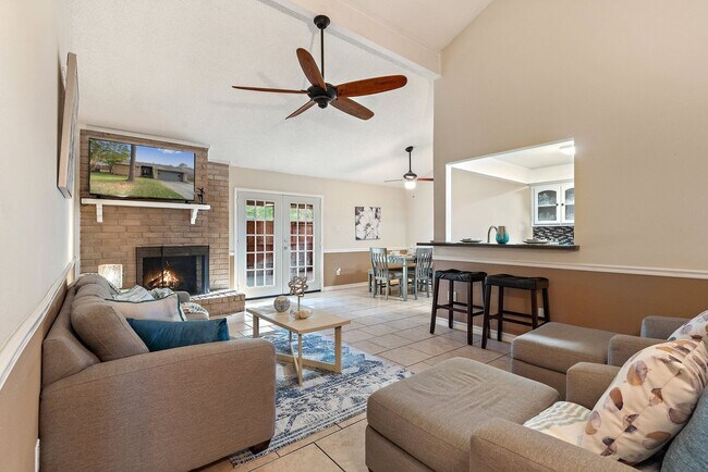 Foto del edificio - Captivating 3-Bedroom Escape with Private Deck & HOA Pool Access in Grand Prairie!