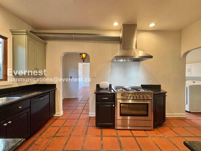 Foto del edificio - 132 N Crescent Heights Blvd