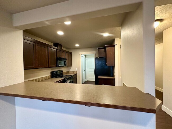 Foto del edificio - 3 bed/ 3.5 Bath Townhome in Cheney