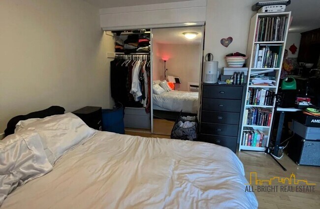 Building Photo - Large Studio - Balcony - Pool - Close to T