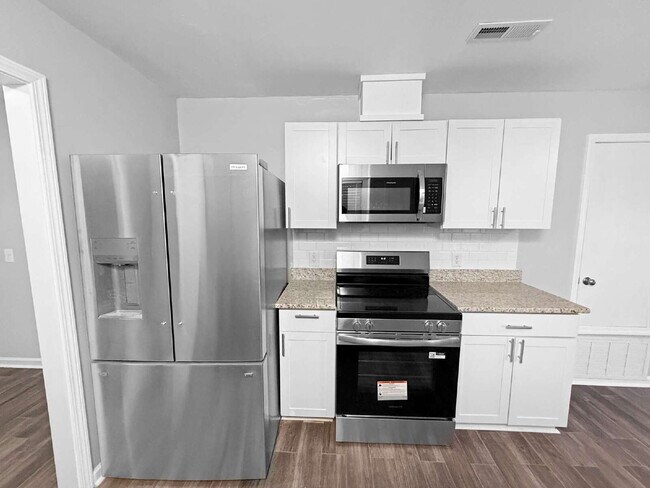 Foto del edificio - Luxury Fully Renovated 2-Bedroom with Brand-New Finishes – Minutes from Cordova Mall and NAS Pens...