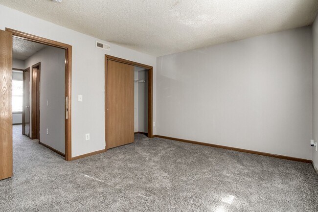 Building Photo - 2628 Delavan Ave
