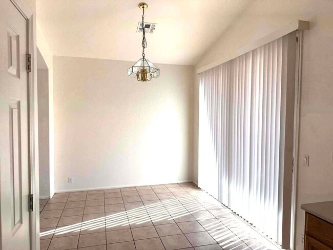 Foto del edificio - 7339 E Lakeview Ave