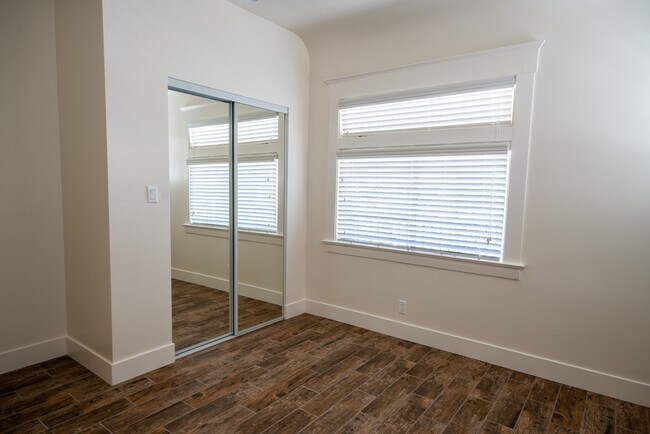 Foto del edificio - 1420 W 28th St