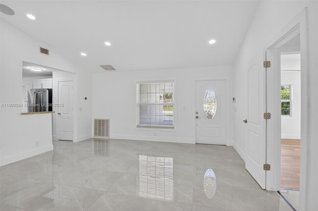 Foto del edificio - 5276 Pine Tree Dr