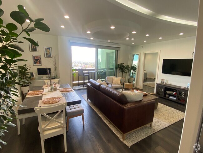 Building Photo - 321 S San Vicente Blvd