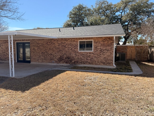 Building Photo - 140 Village Dr