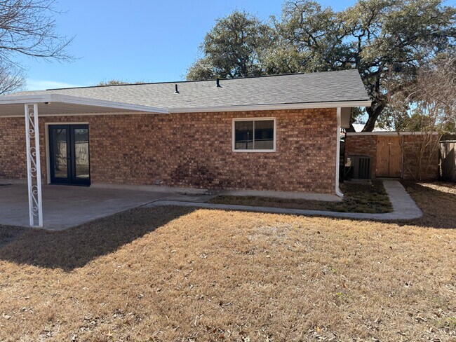 Foto del edificio - 140 Village Dr