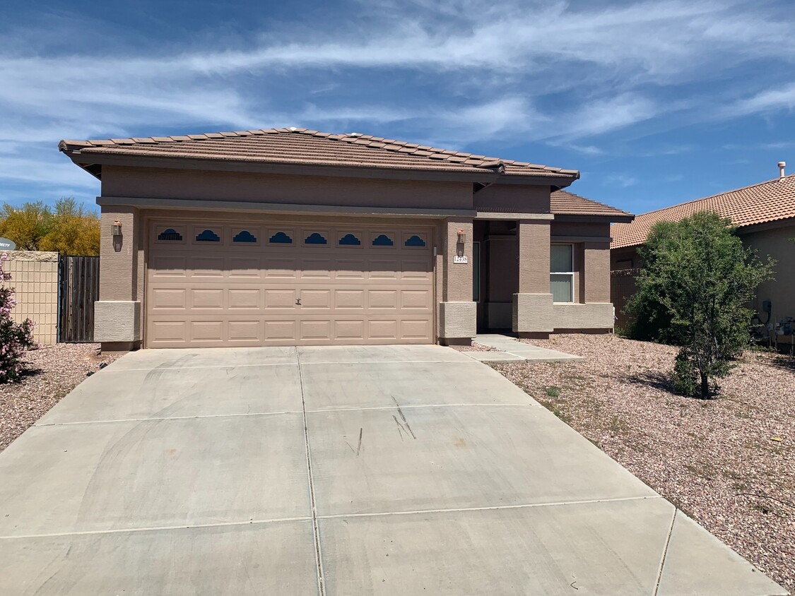 Foto principal - 4 Bed 2 Bath home!