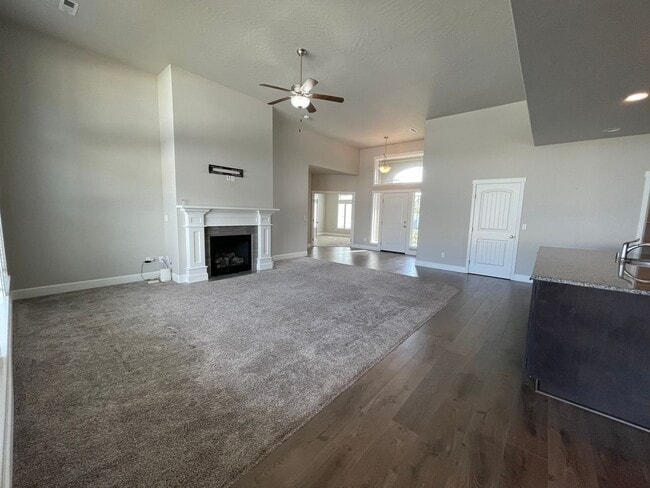 Building Photo - Beautiful South Kennewick Home! Available ...