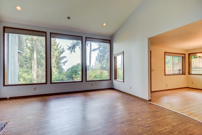 Building Photo - Three bedroom home
