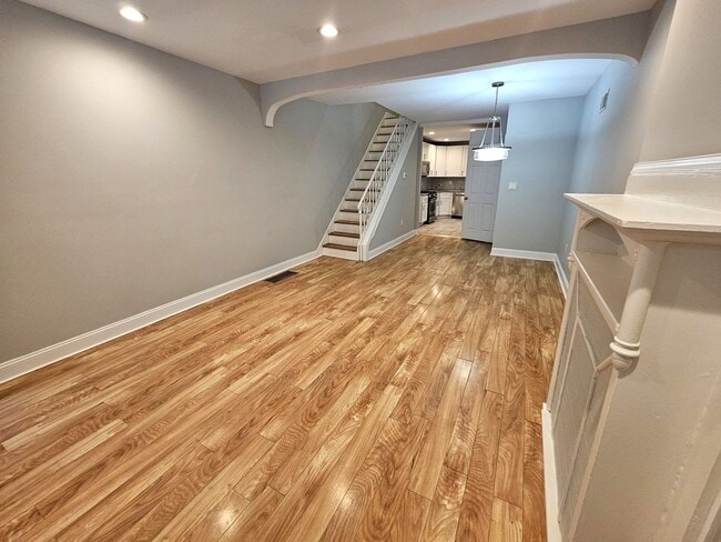 Building Photo - 2 Bedroom recently renovated Belmont Neigh...