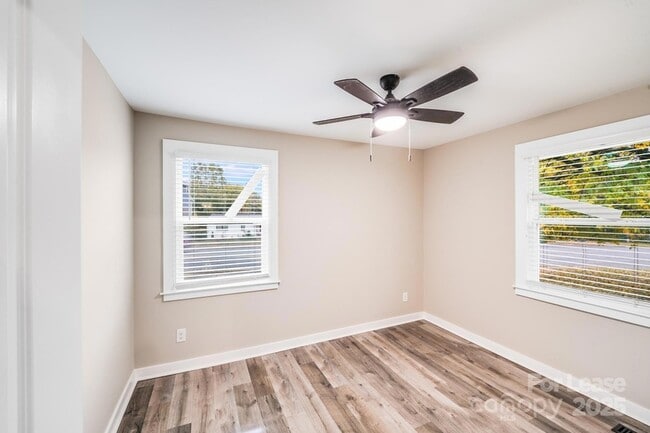 Building Photo - 2301 Shamrock Dr