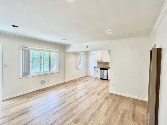Foto del edificio - 2 bed 1 bath Apt in North Park Area