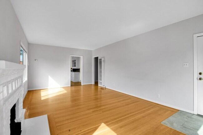 Building Photo - Cute Bungalow with Workshop in Upper Dimon...