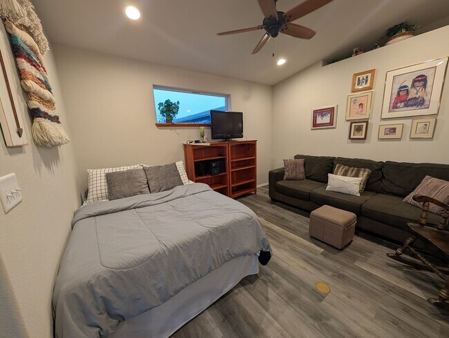 Foto del edificio - Lovely Furnished Apartment in the Clarkston Heights