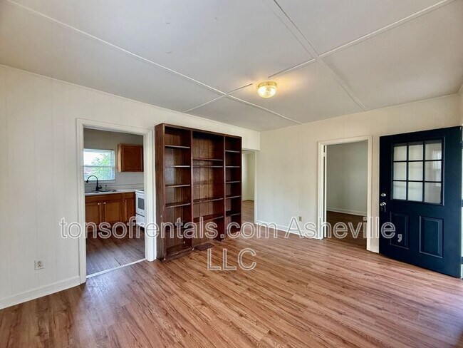 Foto del edificio - 2604 Hendersonville Rd