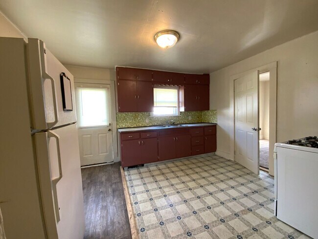 Foto del edificio - 3-Bedroom, 1-Bathroom Home – $950/Month - MISHAWAKA