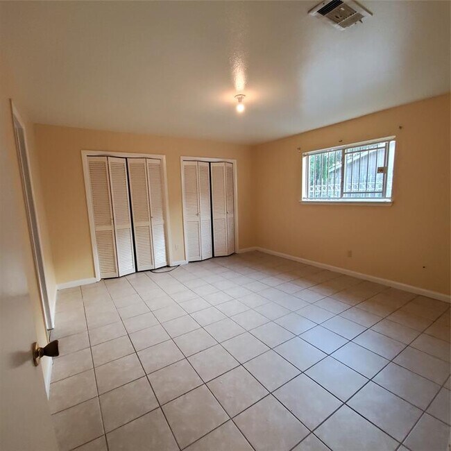 Building Photo - 5550 Anderson Oaks St