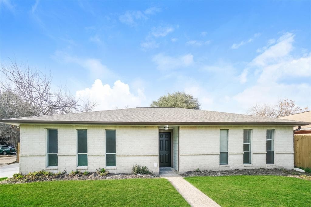 Primary Photo - 203 La Fonda Dr