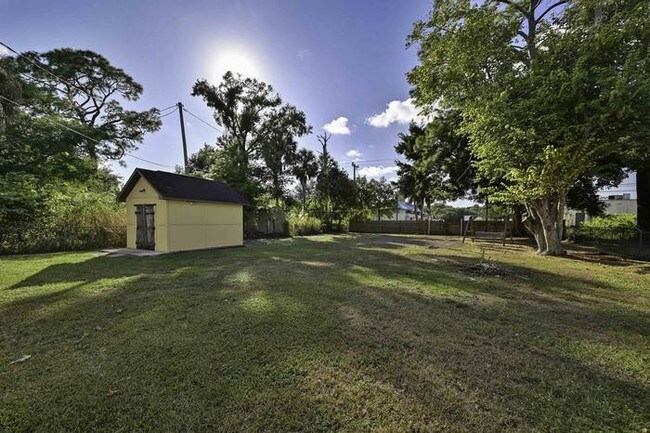 Building Photo - 222 Crescent Lake Dr