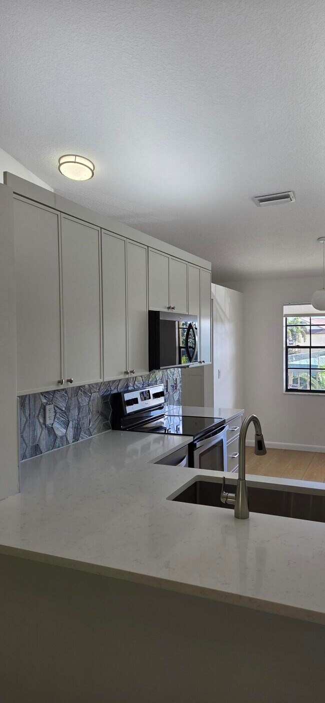Building Photo - 602 Pinecrest Cir