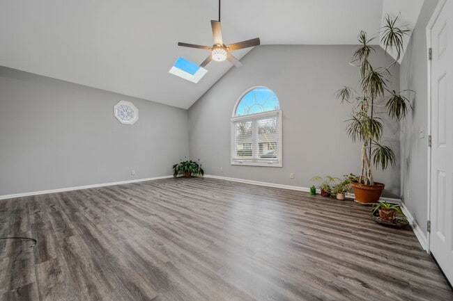 Building Photo - Recently Renovated 2 Bedroom Brick Home! - Coming Soon April 3rd!