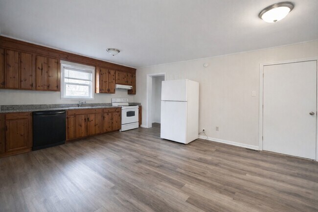 Building Photo - 1205 Broadus Ave SE