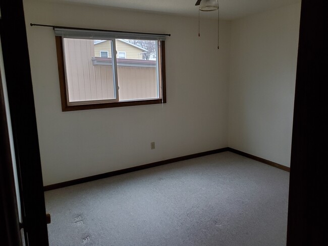 Large bedrrom - 807 5th St NW