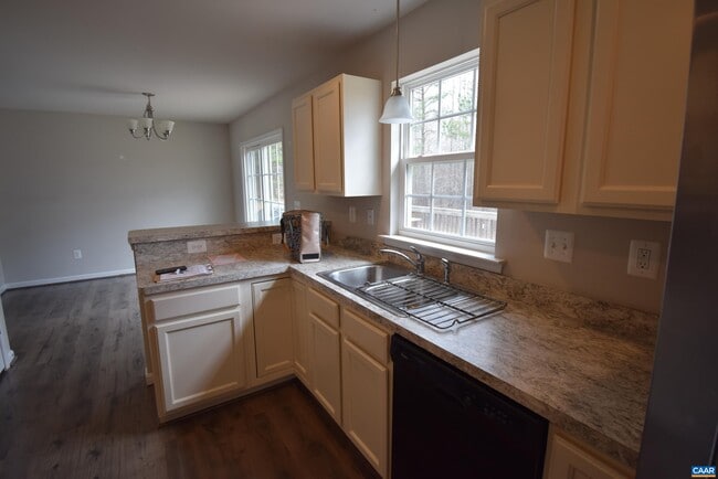 Building Photo - 7136 Venable Rd